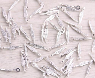 Přívěšek Lístek 16 x 3 mm (AA45)