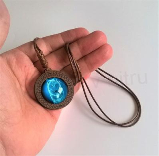 Kožený náhrdelník s dřevěným přívěškem a svítícím motivem vlka (BD268)