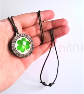 Provázkový dřevěný náhrdelník s kabošonem čtyřlístek (BD269)