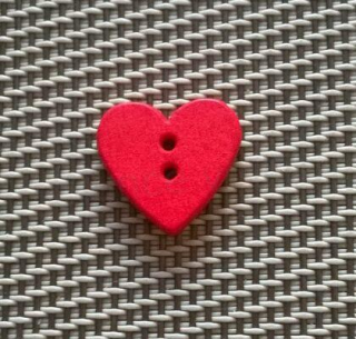 Dřevěný knoflík Srdíčko - červené 18 x 16,5 mm (C12)