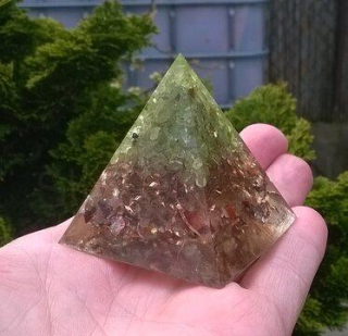 Orgonitová pyramida s olivínem 5,1 x 5,5 cm (X496)
