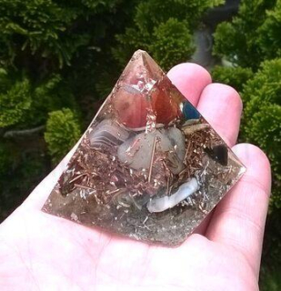 Orgonitová pyramida s minerály 5 x 5 cm (X497)