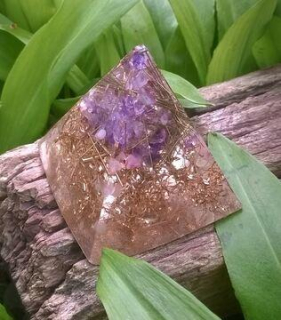Orgonitová pyramida s ametystem 5 x 5,1 cm (X498)