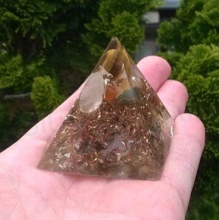 Orgonitová pyramida s minerály 5 x 5,1 cm (X499)