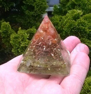 Orgonitová pyramida s olivínem 4,8 x 5,1 cm (X500)