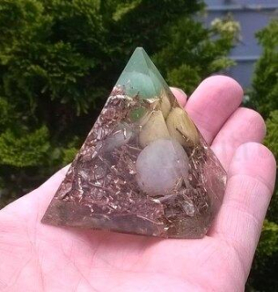 Orgonitová pyramida s minerály 5 x 5,3 cm (X501)