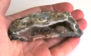 Achát peříčkový - geoda 99 g (Brazílie) (X510)