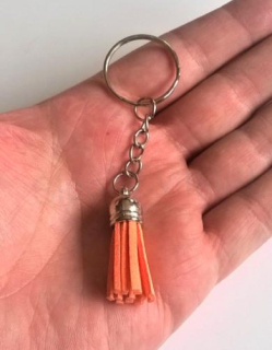 Přívěsek na klíče - kožený střapec (D345)