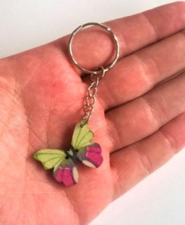 Přívěsek na klíče - dřevěný motýlek (D354)