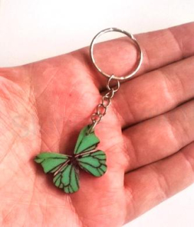Přívěsek na klíče - dřevěný motýlek (D355)