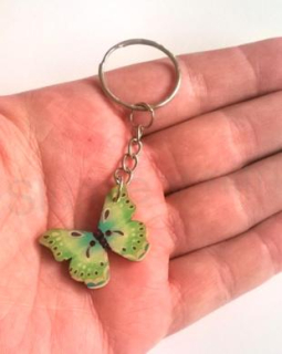 Přívěsek na klíče - dřevěný motýlek (D357)