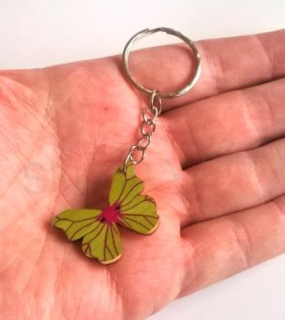 Přívěsek na klíče - dřevěný motýlek  (D358)