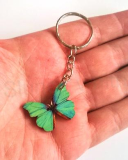 Přívěsek na klíče - dřevěný motýlek  (D359)