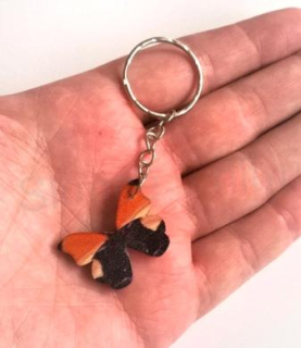 Přívěsek na klíče - dřevěný motýlek  (D363)