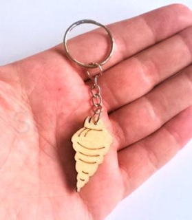 Přívěsek na klíče - dřevěná lastura (D372)