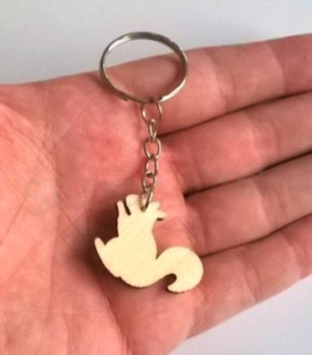 Přívěsek na klíče - dřevěná veverka (D377)