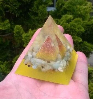Orgonitová pyramida v pyramidě 3D provedení 5,2 x 5,2 cm (PP43)