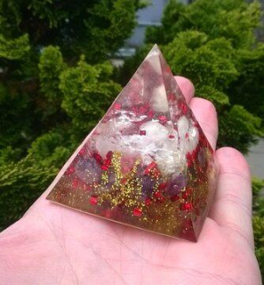 Orgonitová pyramida s minerály 5,7 x 5,2 cm (PP50)