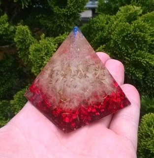 Orgonitová pyramida - pampeliškové přání  5,6 x 5,2 cm (PP51)