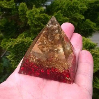 Orgonitová pyramida s přírodním kvitím 5,4 x 5 cm (PP53)