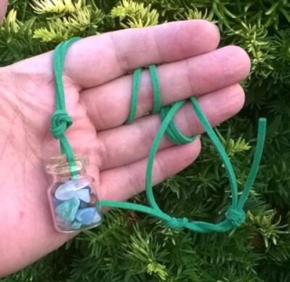 Amulet – mix minerálních kamínků v lahvičce + kožený řemínek zelený (X539)