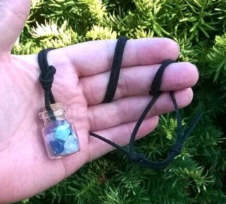 Amulet – mix minerálních kamínků v lahvičce + kožený řemínek černý (X539)