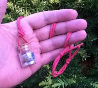Amulet – mix minerálních kamínků v lahvičce + kožený řemínek červený (X539)