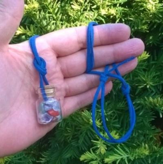 Amulet – mix minerálních kamínků v lahvičce + kožený řemínek modrý (X539)
