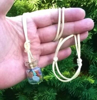 Amulet – mix minerálních kamínků v lahvičce + kožený řemínek krémový (X539)