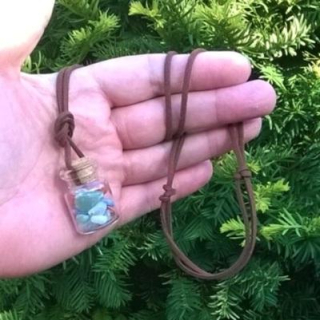 Amulet – mix minerálních kamínků v lahvičce + kožený řemínek tmavě hnědý (X539)