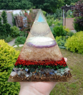 Orgonitová pyramida - pampeliškové přání s minerály, velkým achátem a malou pyramidkou ve 3D 16,2 x 14,7 cm (PP57)