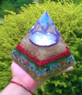 Orgonitová pyramida - pampeliškové přání s minerály, velkým achátem a malou pyramidkou ve 3D 16,2 x 14,7 cm (PP57)