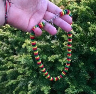 Dřevěný barevný korálkový náhrdelník na zapínání (BD380)