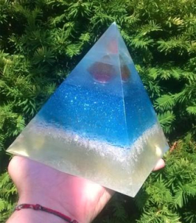 Orgonitová pyramida - s frost efektem Ledová námraza + noční fluo osvícení 16,2 x 14,5 cm (PP58)