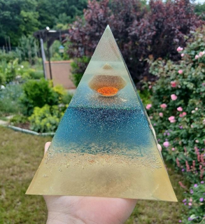 Orgonitová pyramida - s frost efektem Ledová námraza + noční fluo osvícení 16,2 x 14,5 cm (PP58)