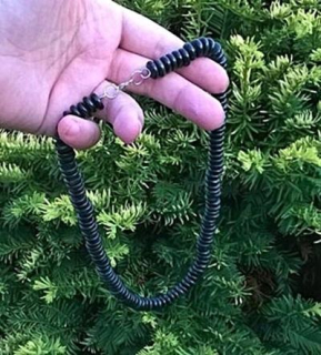 Dřevěný černý korálkový náhrdelník na zapínání (BD382)