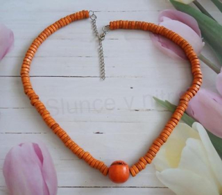Dřevěný oranžový korálkový náhrdelník na zapínání (BD384)