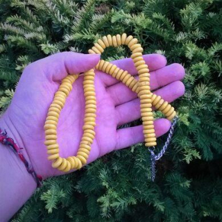 Dřevěný žlutý korálkový náhrdelník na zapínání (BD385)