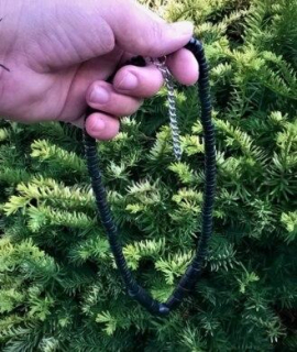 Dřevěný náhrdelník na zapínání - černý (BD386)