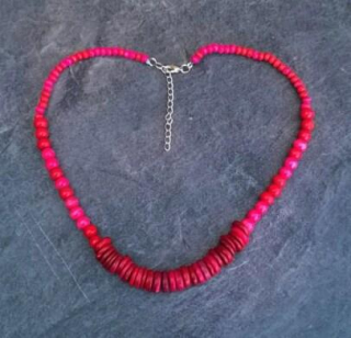 Dřevěný růžově‑červený retro korálkový náhrdelník na zapínání (BD388)