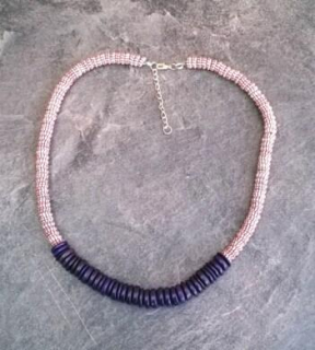 Dřevěný fialový korálkový náhrdelník na zapínání (BD389)