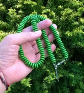 Dřevěný zelený korálkový náhrdelník na zapínání (BD390)