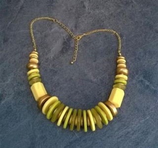 Acetátový náhrdelník v africkém stylu, zeleno‑žlutý, 45 + 8 cm (BD394)