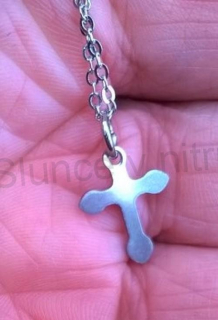 Řetízkový náhrdelník s přívěškem kříže z chirurgické oceli (BD398)