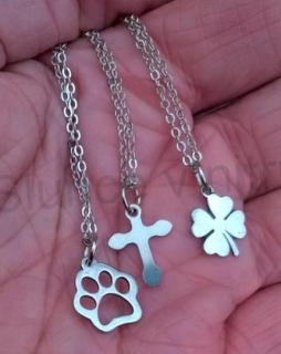 Řetízkový náhrdelník s přívěškem kříže, čtyřlístku a tlapky z chirurgické oceli (BD398)