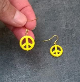 Minerální tyrkysové náušnice se symbolem míru žluté (X560)