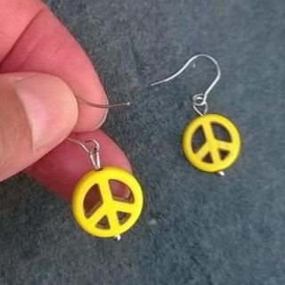 Minerální tyrkysové náušnice se symbolem míru žluté (X561)