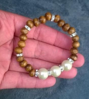 Dřevěný náramek s perlami (BC473)