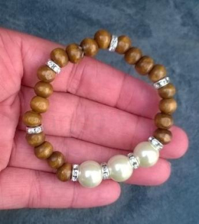 Dřevěný náramek s perlami (BC475)