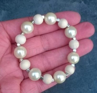 Dřevěný náramek s perlami (BC474)